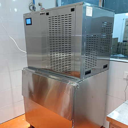 500公斤片冰机前吸风交付重庆某大酒店