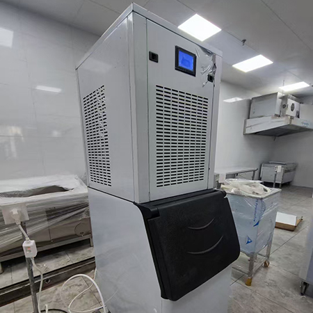 300公斤雪花制冰机交付西安某连锁酒店