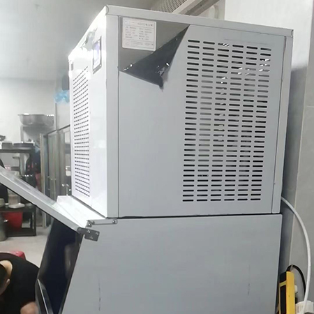 300公斤雪花制冰机交付重庆某火锅店