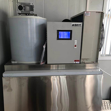 冰雪时代500公斤片冰机交付深圳火锅店,助力菜品摆盘